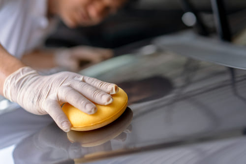 Protezione della vernice con il sigillante o la cera per l’auto