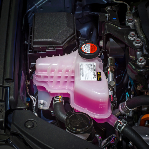 manutenzione auto controllare liquido refrigerante