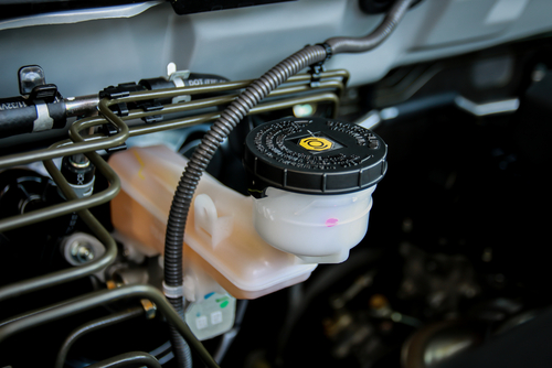 manutenzione auto aggiungere il liquido dei freni
