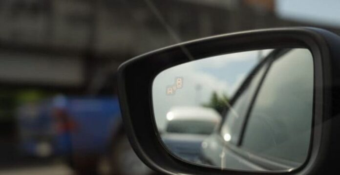 Specchietto retrovisore di un’auto: comodità ed alta tecnologia!