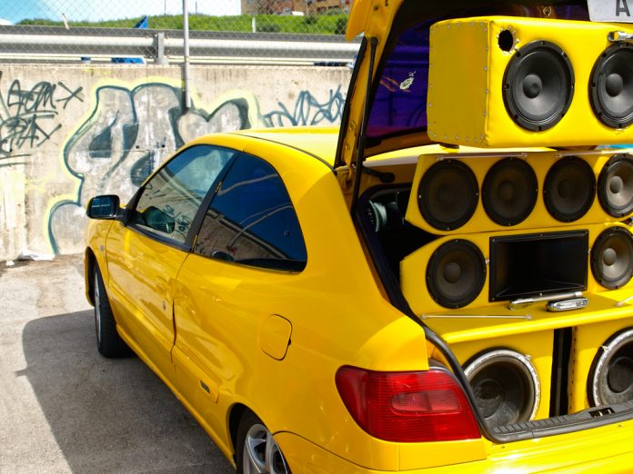 Installazione dell' impianto audio nella vostra auto - Concert hall o techno temple? Come ottenere la massima qualità del suono nella vostra auto!