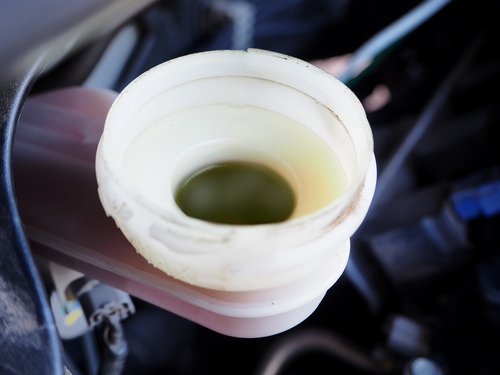 liquido dei freni è verde e sporco