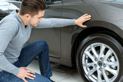 Utilizzo di stucco nell'auto incidentata