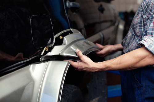 Spazi e cuciture sull'auto incidentata