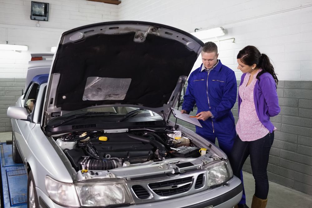 Prima di controllo in un'autofficina