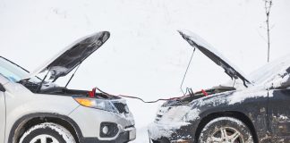 Avviamento di emergenza dell’auto – come far partire l’auto con i cavi!
