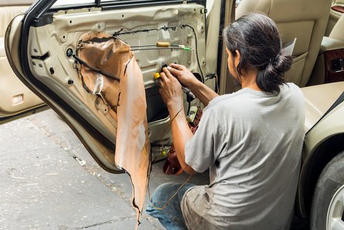 Finestrino laterale e il suo meccanismo a leva