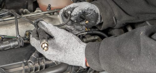 La candeletta lubrificata deve essere rimossa con il motore riscaldato