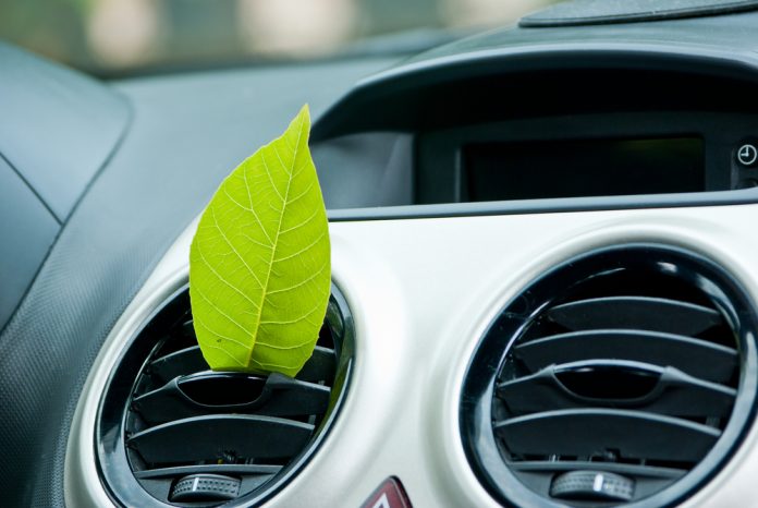 Сlima ideale nell’abitacolo dell’auto: Sostituzione del filtro antipolline “fai da te”!