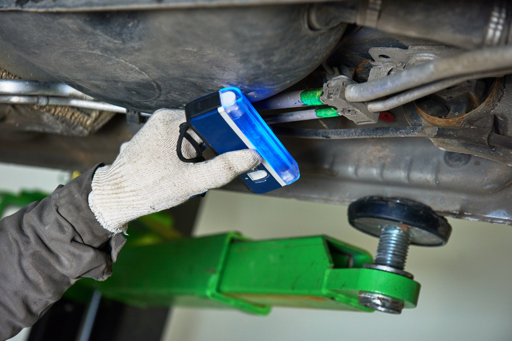 L'agente di contrasto per perdite di liquido sotto l'auto