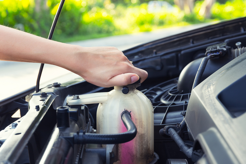 Il liquido refrigerante perdite di liquido sotto l'auto