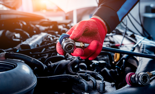 La condensa nell'aria condizionata perdite di liquido sotto l'auto