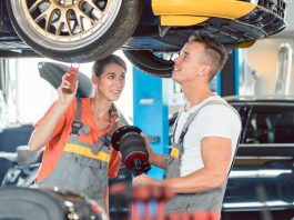 Segnale di allarme: perdite di liquido sotto l'auto