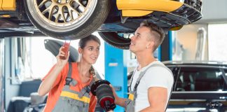 Segnale di allarme: perdite di liquido sotto l'auto