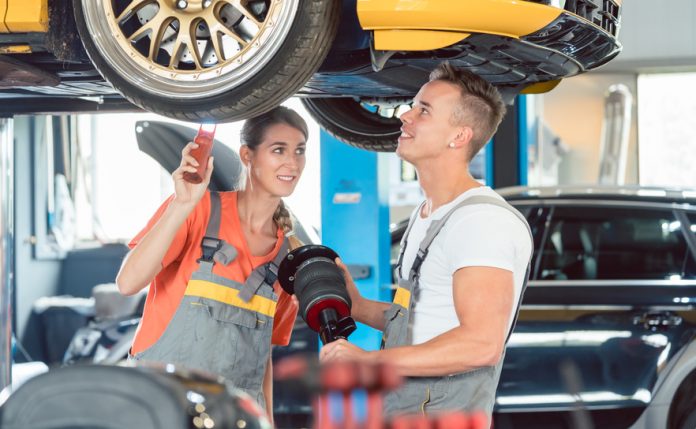 Segnale di allarme: perdite di liquido sotto l'auto