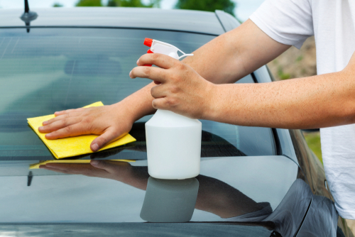 pulire l'auto con il detergente silicone