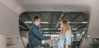 Detailing interno dell'auto: abitacolo pulito – guida piacevole!