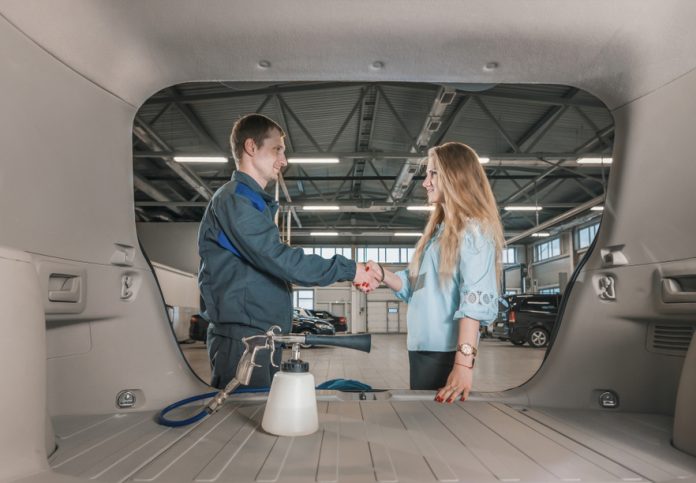 Detailing interno dell'auto: abitacolo pulito – guida piacevole!