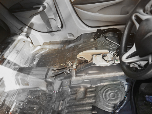 Pulizia grossolana dell'auto con aspirapolvere