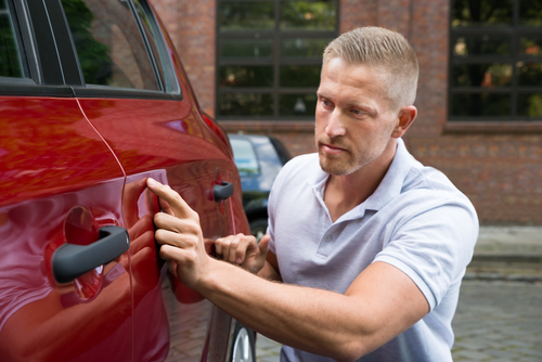 scoprire i danni da incidenti con un esperto di valutazione dell'auto