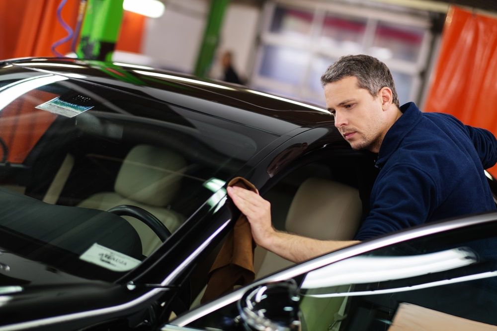 riconoscere lo spessore dello strato di vernice con l'aiuto di un esperto di valutazione dell'auto