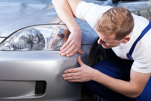come rilevare le macchie di ruggine con l'aiuto di un esperto di valutazione dell'auto