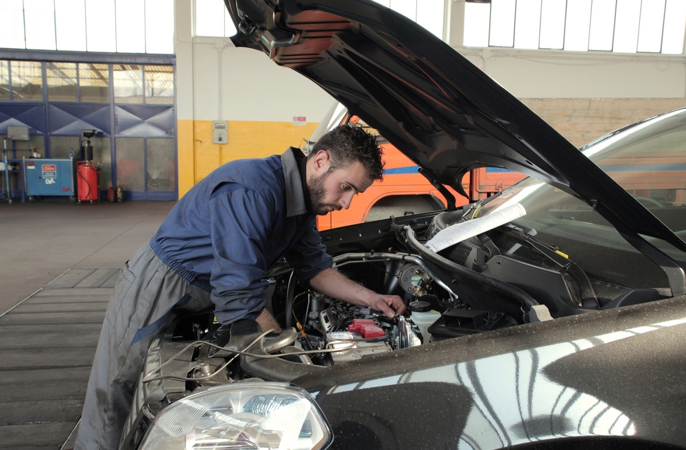 l'esperto di valutazione dell'auto controlla il motore