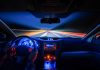 Atmosfera piacevole nell'auto con l'illuminazione vano piedi a LED