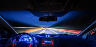 Atmosfera piacevole nell'auto con l'illuminazione vano piedi a LED
