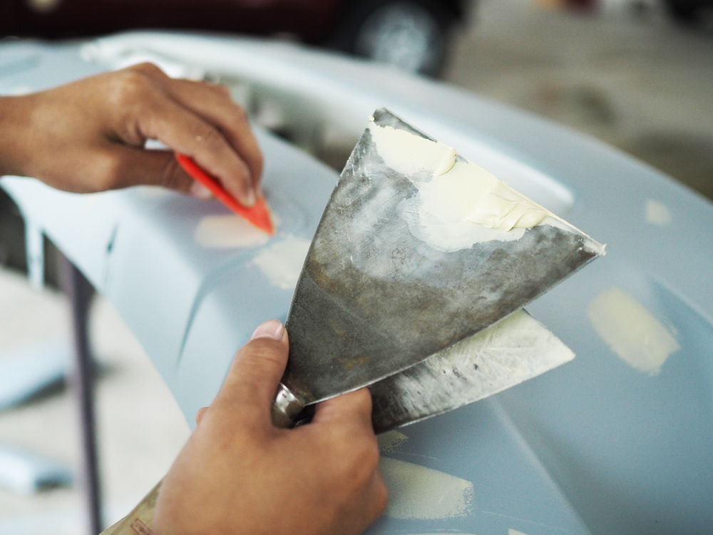 processo della stuccatura dell'auto