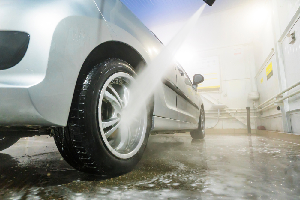 sabbiare i cerchi in alluminio con l'idropulitrice ad alta pressione