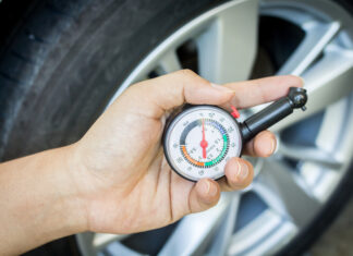 Guida sicura con una corretta pressione di gonfiaggio dei pneumatici dell'auto