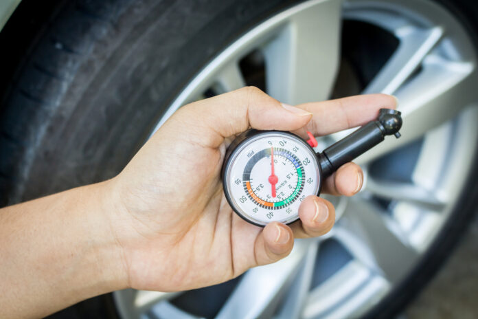 Guida sicura con una corretta pressione di gonfiaggio dei pneumatici dell'auto