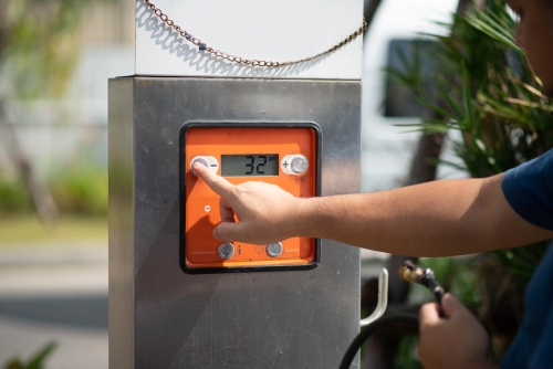 Impostare la pressione dei pneumatici al valore raccomandato sul display del controllo automatico della pressione usando il pulsante