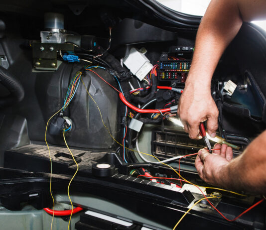 Posare il cablaggio nell'auto - una vera questione di nervi