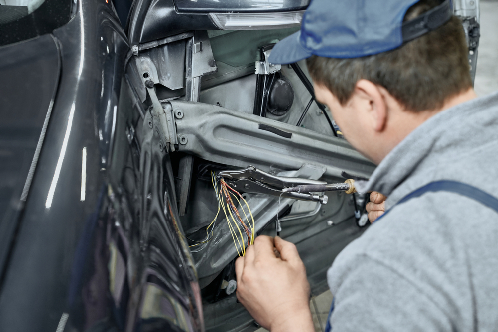 Cablaggio in una porta dell'auto