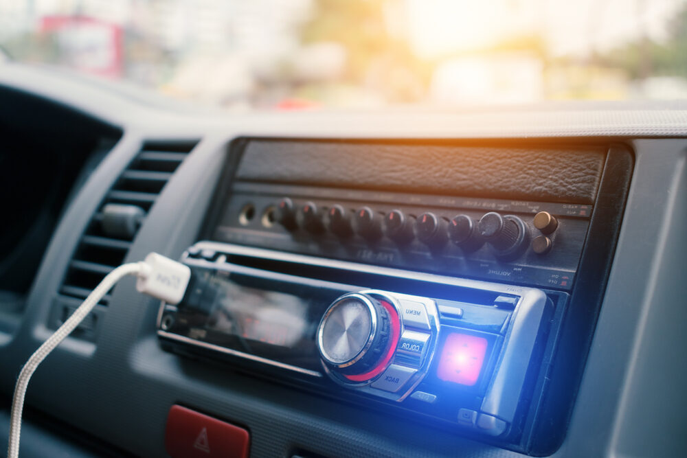 un'autoradio con una porta USB