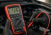 Come controllare la batteria auto con un tester: misurare il voltaggio e il livello di carica