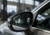Specchietto retrovisore esterno di un’auto: costi per il ripristino